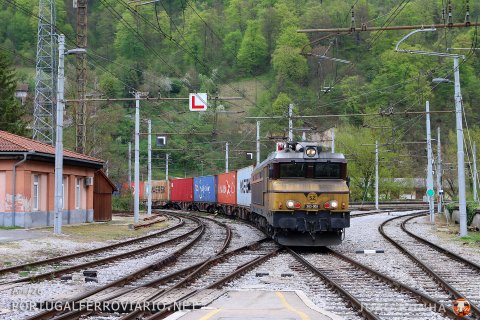 Another heavy load for 363.005 - this time containers from Austria to Koper, here seen at Zidani Most