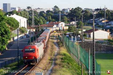 Last train of the day from Leixões, heading Gaia under number 77138 and with 5617 in charge
