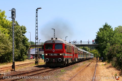 2212+2103 heading the IC 19792 from Budapest to Tapolca, departing Revfulop