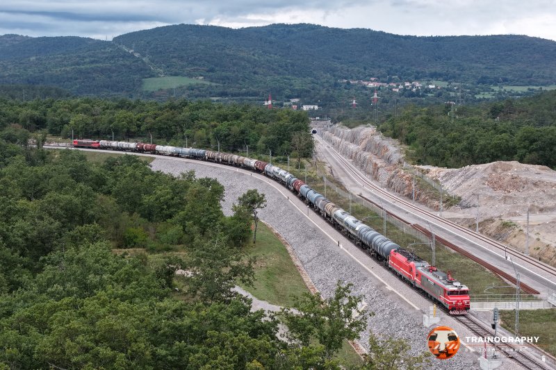 An extraordinary double traction with 363.016 and 541.022 in front of this train, with 363.038 in the rear. The train will be reversed in Sezana. We see the new Koper line almost ready in the background.