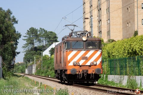 Empty ride from Gaia to Leixões for CP 2504, at Pedrouços, Leixões line