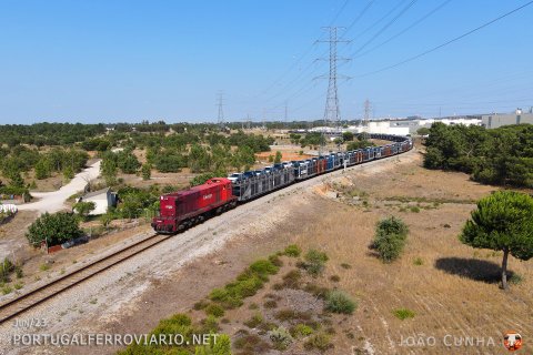 Leaving the factory branch, 1563 prepares train 65900 for the port of Setubal, in Penalva.