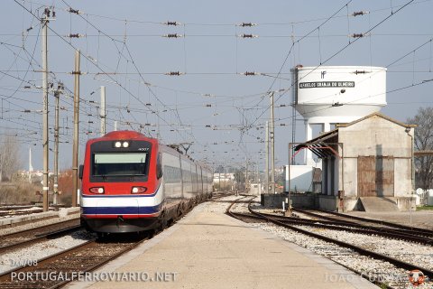 Burning down the house! 4007 rushes Alfarelos with service 132 from Braga to Lisboa