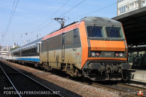 26010 heading the fast regional service "Interloire" from Nantes to Tours