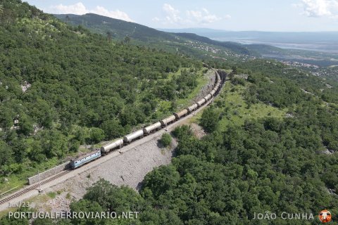 Descending on the 25/1000 gradient at Meja, 1141.210 hauls train 47923 from Zagreb to the Rijeka port