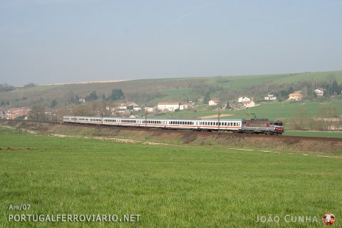 In the Strasbourg - Paris line, BB 15040 hauls german stock in an international train from Paris to Frankfurt