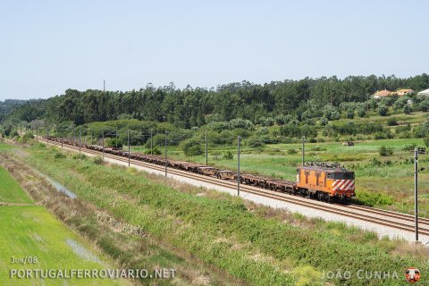 A long rake of empty flat wagons hauled by 2507 from Louriçal to Bobadela, passing by V.N. Anços