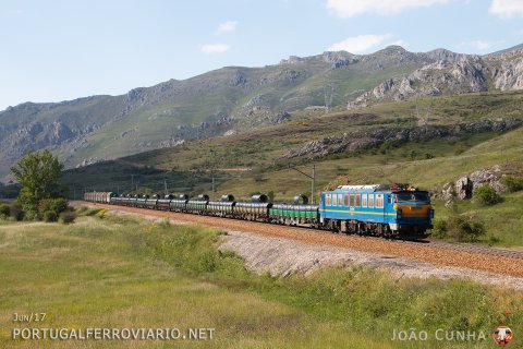 Painted in the original livery, the 004 is seen hauling train 58228/9 Poago - Salamanca at Villamanin