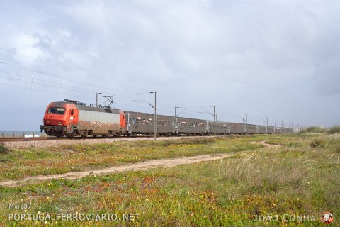 Special train for Leixões fans travelling to Moscavide passing at Espinho with loco 5615, back then usually reserved for freight duties only