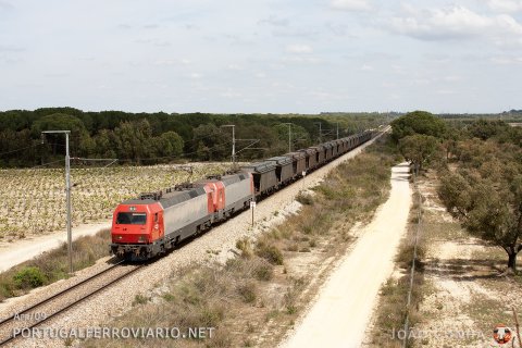Another empty coal train headed by 5628+5623 through the vineyards at Fernando Pó