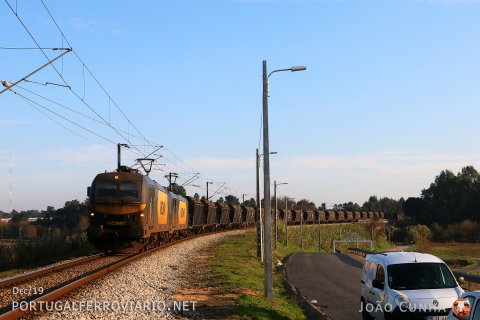 My last coal train - 4703 and 4713 in the Medway livery are about to cross the Tagus river at Muge with loaded train 50852/3 from Sines to Pego