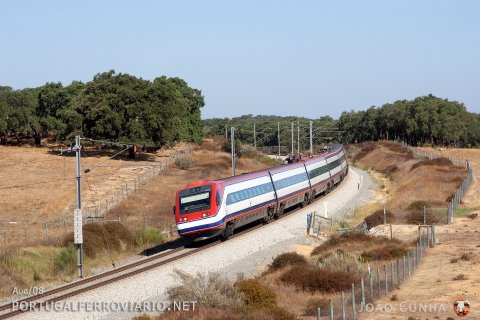 In its beautiful original livery, 4003 runs at 190 km/h through Canal Caveira in AP 180/1 Porto - Faro