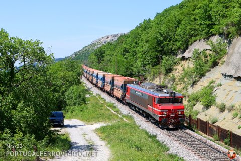 In the steep gradient just before Hrastovlje SZ 363.028 heads an empty coal train to Koper
