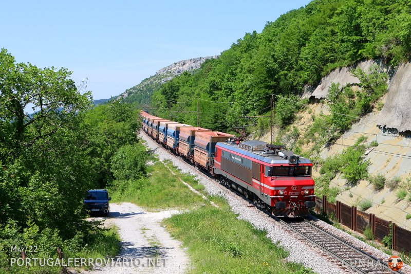 In the steep gradient just before Hrastovlje SZ 363.028 heads an empty coal train to Koper