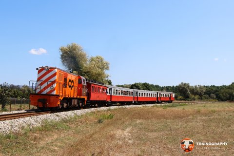 Almost arriving to Macinhata, 9005 is seen at Carvalhal da Portela with a nice convoy formed essentially of Napoli coaches