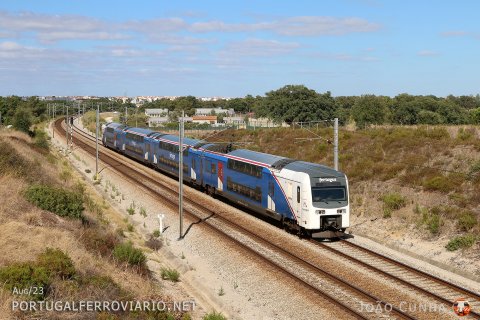 Regular Setúbal - Lisboa service just leaving Pinhal Novo