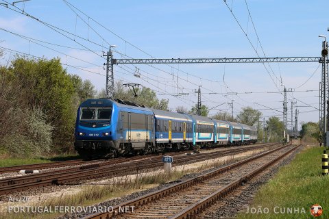 Crossing Putsztaszabolcs at 120 km/h, ex-BB 36002 runs the Intercity train 812 "Mecsek" from Budapest to Pécs