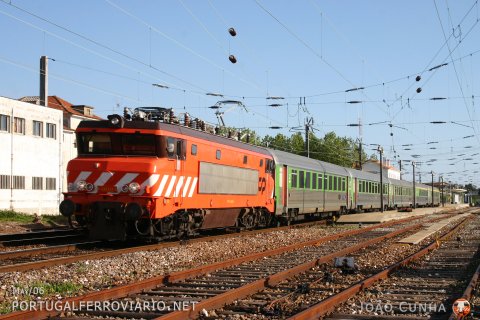 CP 2629 rushing through Valadares with IC 523 Lisboa - Porto
