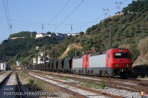 Heavy load - 1980t - for train 66850/1 Pego - Sines headed by 5626 and 5621.