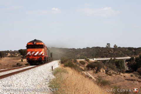 1909 is seen just after the longest bridge of the Neves Corvo branch, Maria Delgada, with train 60984/5 to Praias Sado