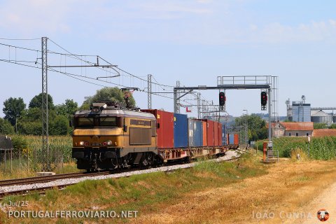 363.005 shows its strenght out of Ljutomer with a containers train from Koper to Hodos and Hungary