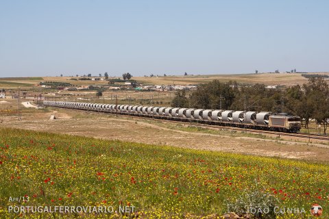 E1351 passes slowly by Sidi Hajjaj with an empty train from Casablanca Port to Oued Zem