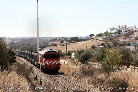 In the steepest gradient of the line just out of the mines, 1904 powerfully hauls 10 wagons to Picotas in the train 60092