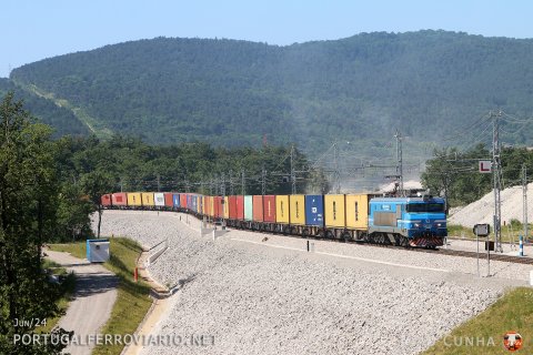 Newly livered 363.001 arriving to Divaca, with works of the new line to Koper behind it