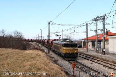 Passing by the notorious station of Crnotice, 363.005 is helped by another Brigitte in the rear to haul this train from Koper to Ljubljana
