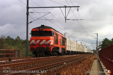 Freed from the passenger trains to Faro since 2004, loco 1932 is seen at Águas de Moura with an auto train from Penalva factory to the Setúbal port