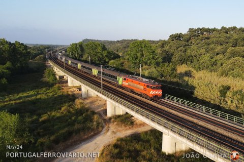 Intercity 521 Lisboa - Porto crossing the Santana viaduct
