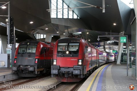 Ready to depart at Wien's central station, 1116.224 hauls Railjet 1057 to Graz