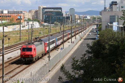Certification test run with Arco coaches with 5614 leaving behind Lisboa Oriente