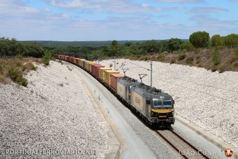 Running through the Alcácer bypass, 4707 and 4710 haul train 51383 Entroncamento - Sines