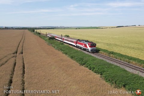 ZSSK 757.019 speeds through Jelsovce with the fast train 747 from Bratislava to Prievidza