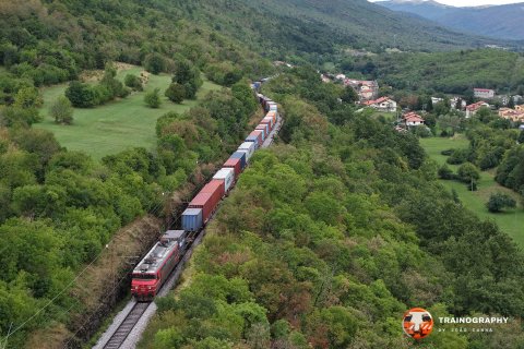 363.010 helped by 363.003 in the rear passes by the small village of Presnica, a significant location in the Koper ramp