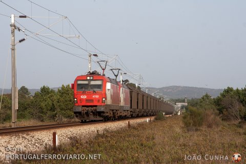 4722 and 4709 arrive at Sines with train 66582/3 from Pego to load coal at Sines port