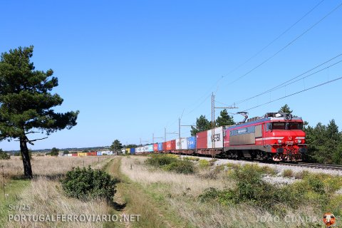 We can see the impressive gradient near Presnica for this containers train from Koper, hauled by Brižita 034