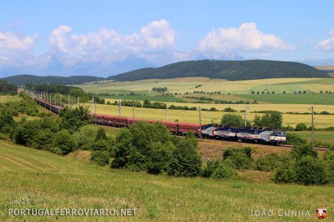 Empty coal train to Kosice passing by Letanovce with the Skoda tandem 131.098+097
