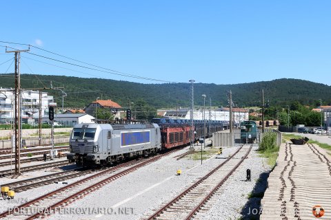 Hyundai train from Nošovice factory (CZ) to the Koper port, entering Kozina, a strategic station in the Koper line