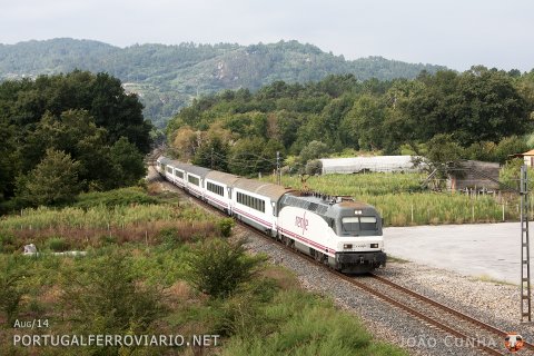 Near Barbantes, 252.038 pulls the 280 Arco train between Vigo / Coruña and Bilbao / Hendaye