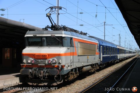The long disappeared night train from Nice to Quimper stops in Nantes with a very interesting consist incorporating a T2 sleeper behind the engine 