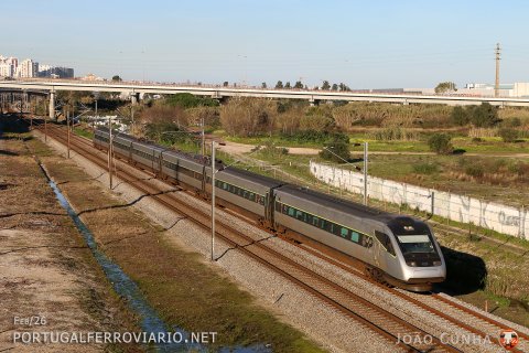 Alfa Pendular 132 Braga - Lisboa with unit 4009 speeds through Santa Iria