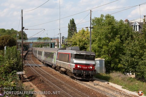 BB 15030 passing by Villenes sur Seine with an Intercités train from Caen to Paris Saint Lazare
