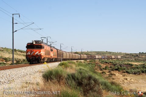 Mixed freight train 75341 Pampilhosa - Fuentes de Oñoro with 2601+2623 speeding nearby Trajinha
