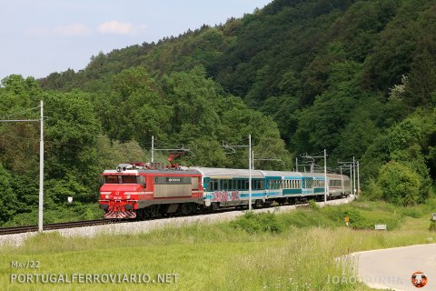 Not a common sight anymore... 363.037 with the Eurocity 210 "Sava" from Vinkovci to Villach near Jevnica, replacing a Taurus