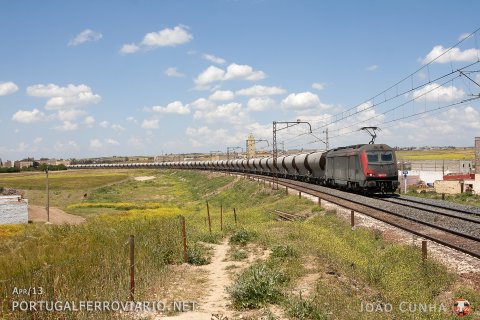 With Sidi Hajjaj's mosque behind, BB 36006 leads an empty train from El Jadida's port (Jorfe Lasfar) to Khourigba