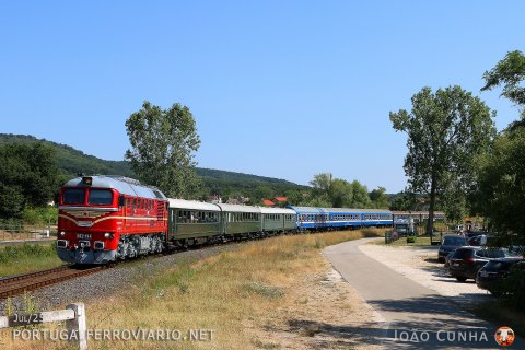 Special train for the Balaton Retroweekend with M62.194 in original livery hauling the "Lavender Express" 13390 from Budapest-Keleti to Tapolca