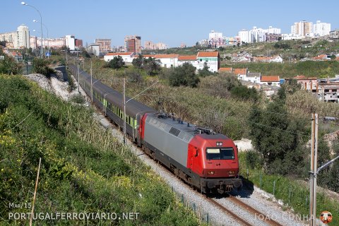 At Chelas, 5603 descends an empty rack of Corails from Amadora, having transported Benfica fans for a match at home