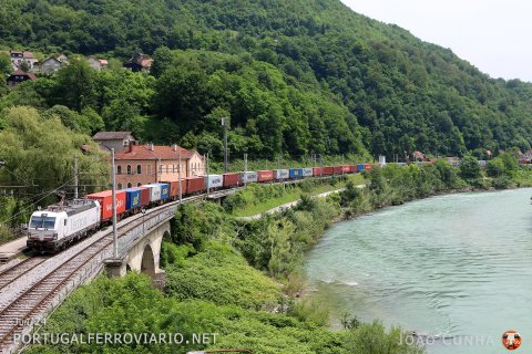 A polish train with 193.679 passes Hrastnik bound to Koper